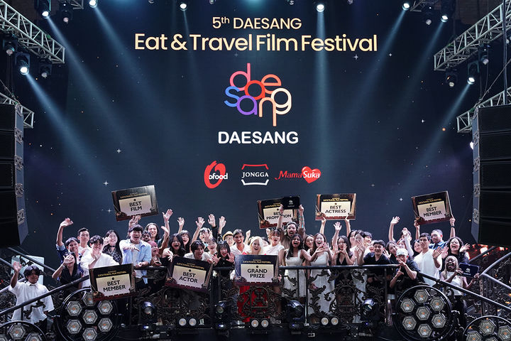 [서울=뉴시스] 24일 인도네시아 발리에서 열린 '5th DAESANG E.T.F.F.' 시상식에서 참가자들이 단체사진을 촬영하고 있다.(사진=대상그룹 제공) *재판매 및 DB 금지
