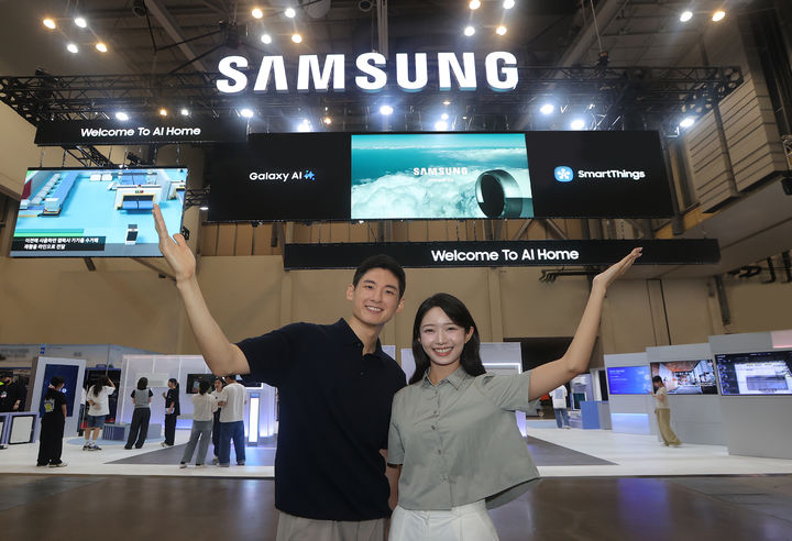 [서울=뉴시스]삼성전자 모델이 '기후산업국제박람회(WCE) 2025'가 열리는 부산 벡스코에 위치한 삼성전자 전시관을 소개하고 있다. (사진=삼성전자 제공) 2025.08.27. photo@newsis.com *재판매 및 DB 금지