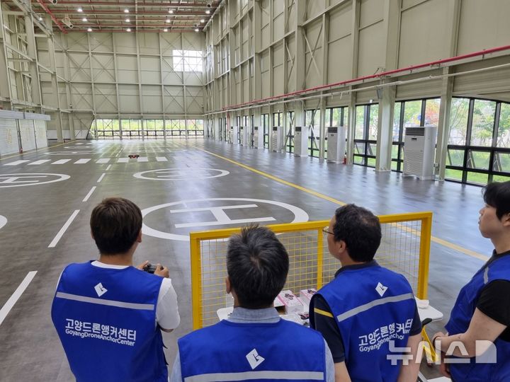 [고양=뉴시스] 드론 비행 시뮬레이터 교육.(사진=고양시 제공)photo@newsis.com