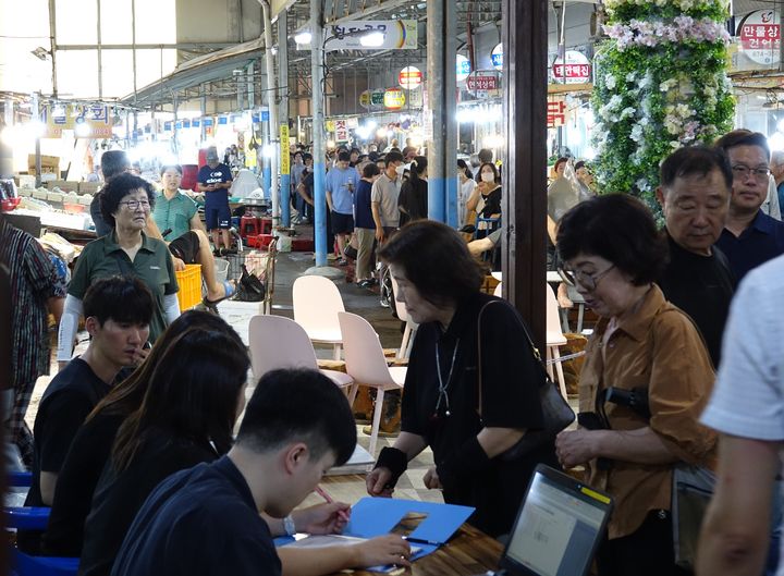[세종=뉴시스] 한국서부발전은 지난 21일부터 오는 29일까지 안면도 수산시장, 백사장항, 서부시장, 동부시장, 신진항 등 태얀지역 전통시장 5곳에서 '태안전통시장愛, 쓰GO! 돌려받GO! 페이백' 행사를 진행한다고 27일 밝혔다. (사진=서부발전 제공) 2025.08.27. photo@newsis.com *재판매 및 DB 금지