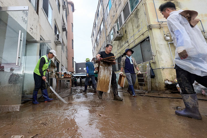 [아산=뉴시스] 집중 호우로 흙탕물로 뒤엉켰던 아산시.(사진=아산시 제공). 2025.08.27.photo@newsis.com *재판매 및 DB 금지