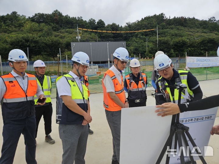 [세종=뉴시스]한국남부발전은 지난 26일 류호용 미래성장전무가 안동시 낙동강변 일원에 건설 중인 안동보 소수력 발전소와 수하보 소수력 발전소 건설 현장을 방문해 안전 경영을 실시했다.(사진=남부발전 제공)