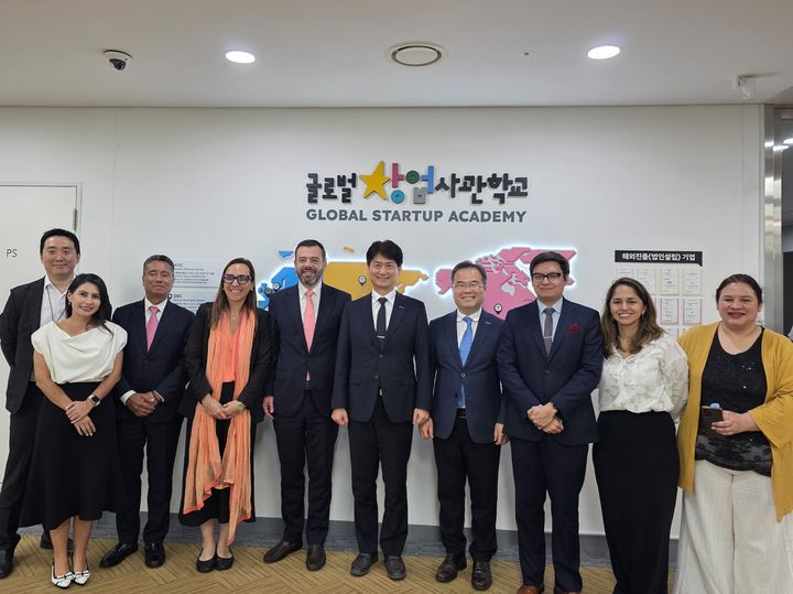 [서울=뉴시스]중진공, 보고타 시장과 스타트업 육성·협력 활성화 논의.(사진=중소벤처기업진흥공단 제공) 2025.08.27. photo@newsis.com *재판매 및 DB 금지