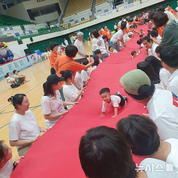 [성남=뉴시스] 지난해 성남실내체육관에서 열린 성남시 아장아장 운동회 (사진=성남시 제공) 2025.08.27.photo@newsis.com