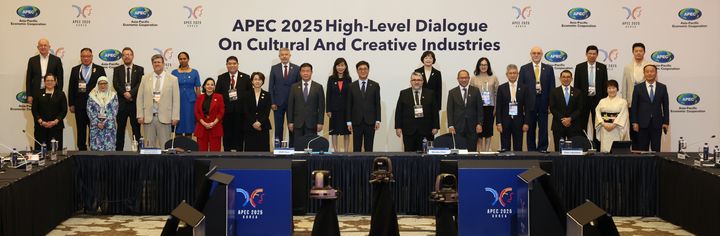 최휘영 문화체육관광부 장관이 27일 경북 경주 힐튼호텔에서 열린 'APEC 문화산업고위급대화 개회식'에서 각 국 수석대표와 기념촬영을 하고 있다. (사진=문체부 제공) *재판매 및 DB 금지