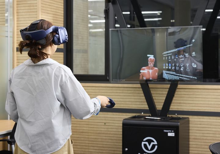 [대전=뉴시스] 첨단 장비로 실습을 하는 대전보건대 학생. (사진=대전보건대 제공) 2025.09.02. photo@newsis.com *재판매 및 DB 금지