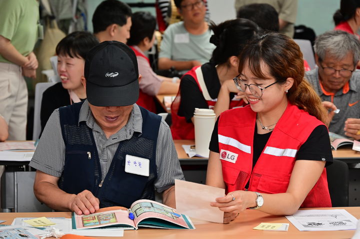 [서울=뉴시스]LG전자 임직원들이 26일 서울 영등포장애인자립생활센터를 방문해 쉽고 안전한 가전제품 사용법을 알려주는 '쉬운 가전 프로젝트' 활동을 진행했다. (사진 = LG전자) 2025.08.27. photo@newsis.com&nbsp; *재판매 및 DB 금지