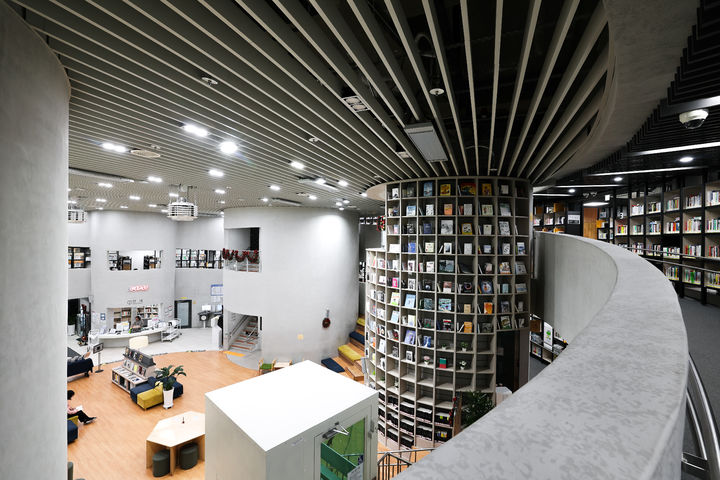 [용인=뉴시스]성복도서관 내부 전경.(사진=용인시 제공)2025.08.27.photo@newsis.com *재판매 및 DB 금지