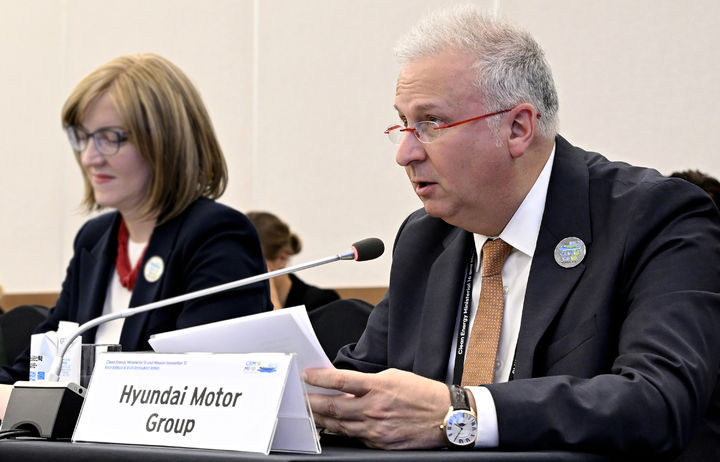 [서울=뉴시스] 현대차그룹이 '제16차 청정에너지 장관 회의(CEM16)'에 참가해 확장 가능한 수소 생태계 구축에 대한 필요성을 강조하고, 수소 분야 글로벌 리더로서의 입지를 다진 가운데, 현대자동차 HMG에너지&수소사업본부의 켄 라미레즈 부사장이 CEM16 산업탈탄소 및 에너지 효율 세션에 참석해 발언하고 있는 모습. (사진=현대차그룹 제공) 2025.08.27 photo@newsis.com *재판매 및 DB 금지