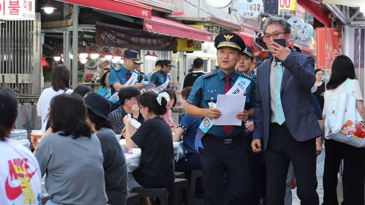서울광진경찰서는 지난 26일 열린 화양연화 맥주축제 기간 건대입구 일대에서 지역 주민과 함께 기초질서 확립 캠페인을 전개했다고 27일 밝혔다.(사진=광진경찰서 제공) *재판매 및 DB 금지