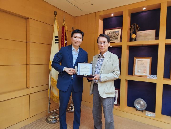 [서울=뉴시스] 유승민 대한체육회장(왼쪽)과 신창재 교보생명그룹 회장. 2025.08.27. (사진=대한체육회 제공) *재판매 및 DB 금지