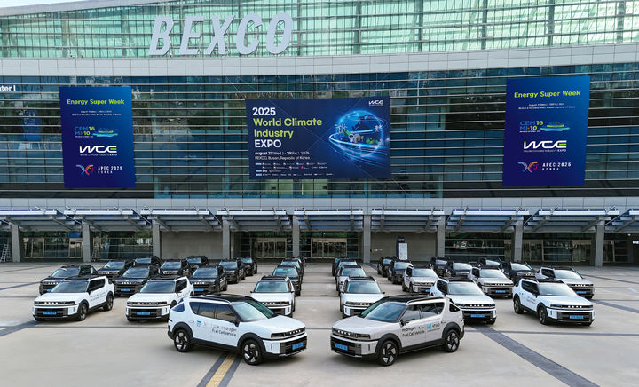 [서울=뉴시스] 현대차그룹이 '제16차 청정에너지 장관 회의(CEM16)'에 참가해 확장 가능한 수소 생태계 구축에 대한 필요성을 강조하고, 수소 분야 글로벌 리더로서의 입지를 다졌다. 사진은 CEM16을 비롯한 에너지 관련 주요 회의 공식 의전 차량으로 사용 중인 현대차의 수소전기차 모델인 '디 올 뉴 넥쏘' 모습. (사진=현대차그룹 제공) 2025.08.27 photo@newsis.com&nbsp; *재판매 및 DB 금지