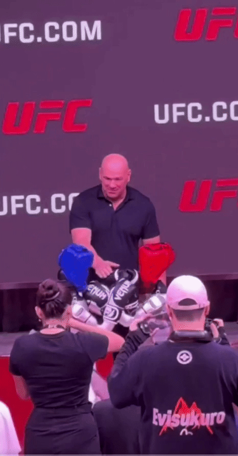 [뉴시스]중국 MMA 로봇이 UFC 최고경영자 데이나 화이트를 공격하는 모습이 담겼다. (사진=MMA 마니아) 2025.8.27 *재판매 및 DB 금지