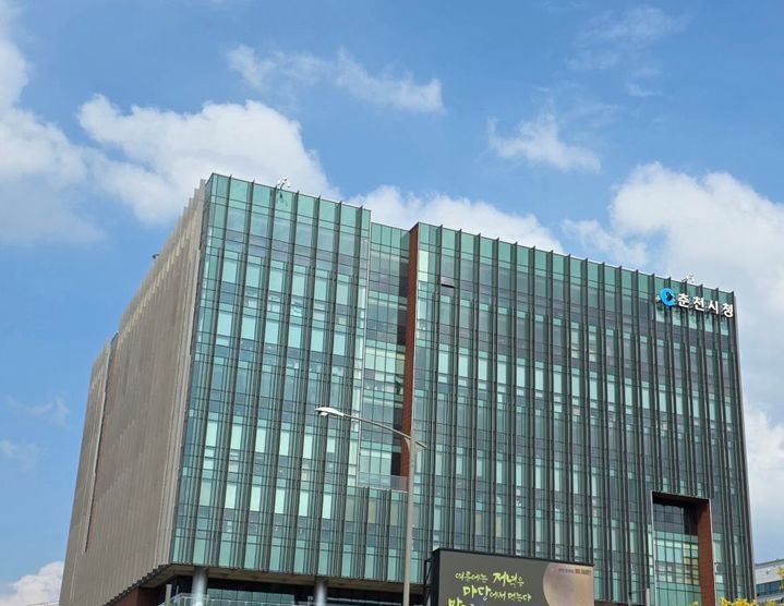 [춘천=뉴시스] 27일 춘천시(시장 육동한)는 지역 공사 현장에서 승인 전 사전 공사를 확인하고, 해당 사업주체는 사법기관에 고발 조치하는 등 행정처분에 나섰다 고 밝혔다. 춘천시 제공. *재판매 및 DB 금지