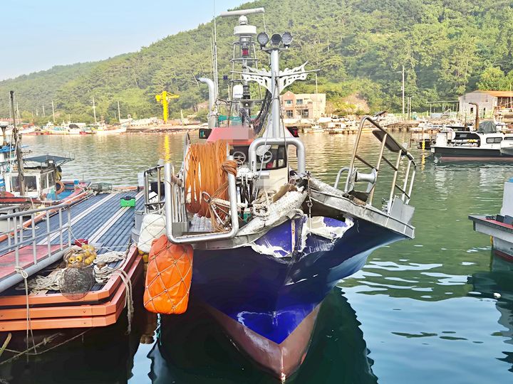 [통영=뉴시스] 신정철 기자= 27일 오전 5시24분께 경남 통영시 욕지도 남방 약 2해리 인근 해상에서 낚시객 등 19명이 탄 통영선적 9.77t급 낚시어선 A호가 선장 운항 부주의로 갯바위에 충돌, 좌초됐다.사진은 통영시 산양읍 당포항에 입항한 좌초 낚시어선 모습.(사진=통영해경 제공).2025.08.27. photo@newsis.com *재판매 및 DB 금지