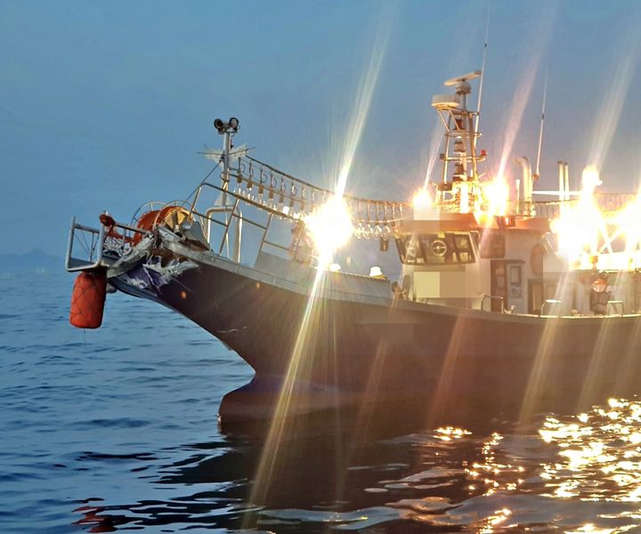 [통영=뉴시스] 신정철 기자= 27일 오전 5시24분께 경남 통영시 욕지도 남방 약 2해리 인근 해상에서 낚시객 등 19명이 탄 통영선적 9.77t급 낚시어선 A호가 선장 운항 부주의로 갯바위에 충돌, 좌초됐다.사진은 좌초 낚시어선 모습.(사진=통영해경 제공).2025.08.27. photo@newsis.com *재판매 및 DB 금지