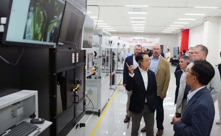 [서울=뉴시스] 이포스 랩(eFORCE LAB) 출범식 행사에 참석한 두산밥캣 임직원들이 26일 투어를 하며 배터리 팩 연구설비를 둘러보고 있다. (사진=두산밥캣 제공) 2025.8.27. photo@newsis.com *재판매 및 DB 금지