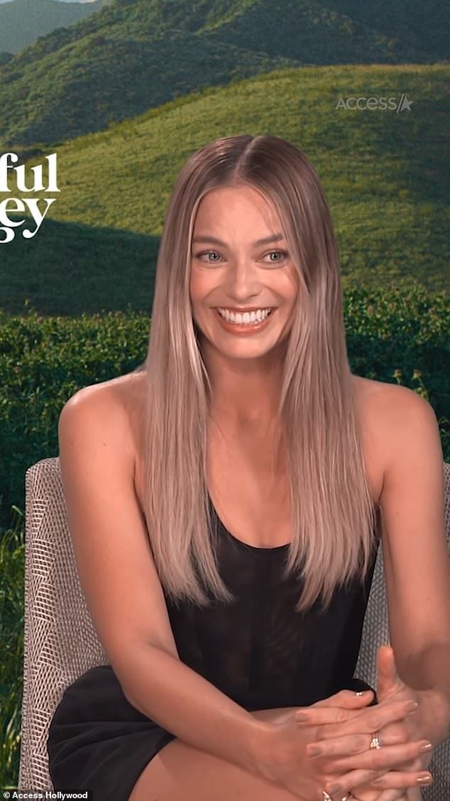 [뉴시스]할리우드 배우 마고 로비의 인터뷰 도중 들린 아들 울음 소리가 화제가 되고 있다.(사진=데일리메일) 2025.08.26 *재판매 및 DB 금지