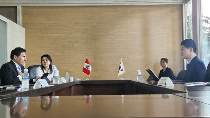 [서울=뉴시스]노용석(오른쪽) 중소벤처기업부 차관이 27일 서울 종로구 정부서울청사에서 페루 생산부 차관을 만나 APEC 중소기업 장관회의 개최 및 중소기업 협력 방안을 논의했다.(사진=중소벤처기업부 제공) 2025.08.27. photo@newsis.com *재판매 및 DB 금지