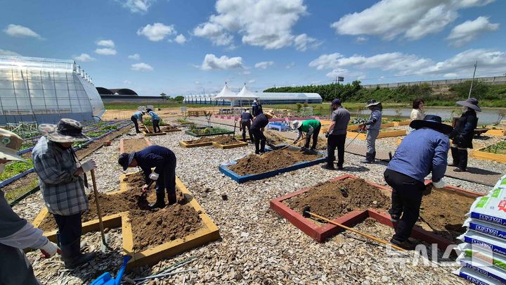 [전주=뉴시스]윤난슬 기자 = 전북 전주시농업기술센터는 오는 9월 3일까지 전주시에 거주하는 시민을 대상으로 '도시농업 기초과정' 교육생을 모집한다고 27일 밝혔다. (사진=전주시 제공) photo@newsis.com 