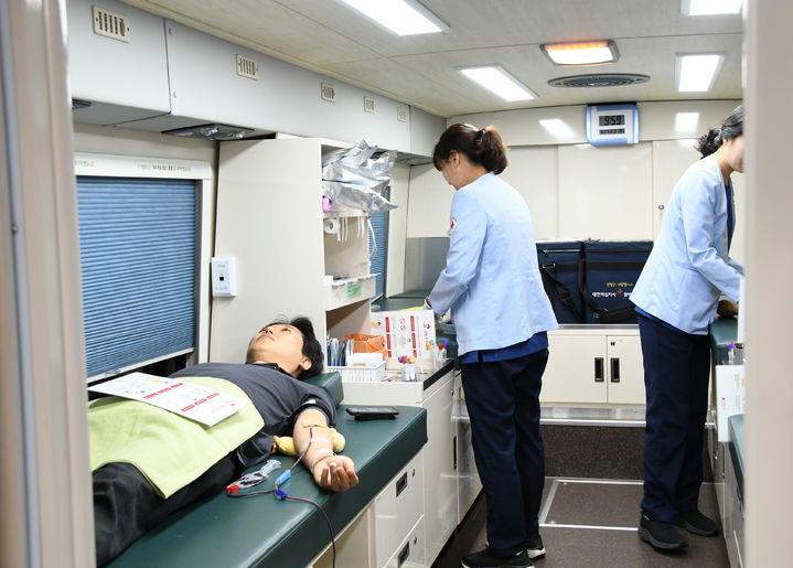 [수원=뉴시스] 27일 열린 '사랑의 헌혈 행사'에서 직원이 헌혈에 참여하고 있다. (사진=개발원 제공) 2025.08.27. photo@newsis.com *재판매 및 DB 금지