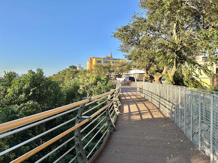 [제주=뉴시스] 공공건축 사업으로 이동 환경을 개선한 제주시 용담동 한천 보행로. (사진=제주도 제공) photo@newsis.com *재판매 및 DB 금지