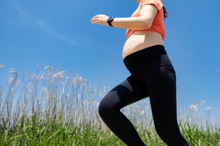 [서울=뉴시스] 기온이 올라갈수록 조산, 사산, 저체중 출산 등 임신부와 태아의 위험이 증가한다는 연구 결과가 나왔다. 사진은 본 기사와 관계없음. 2025.08.27. *재판매 및 DB금지 *재판매 및 DB 금지