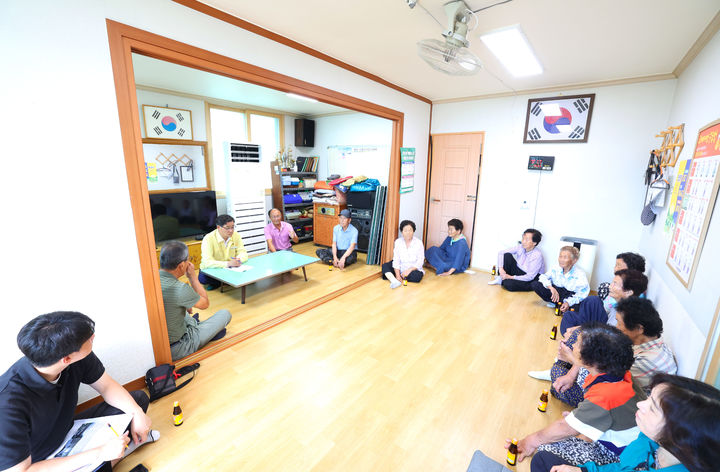 [함양=뉴시스] 진병영 함양군수 찾아가는 마을 간담회 (사진=함양군 제공) 2025. 08. 27. photo@newsis.com *재판매 및 DB 금지