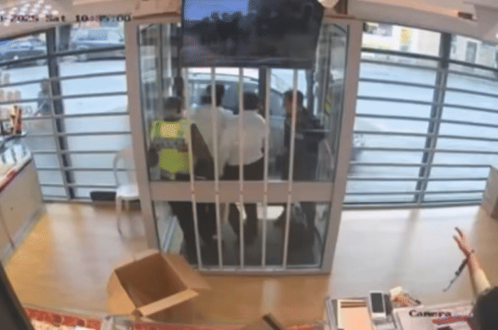 [뉴시스] 경찰 제복 차림의 남성들이 보석을 훔쳐 도주하는 장면이 CCTV에 담겼다.(영상=데일리메일) 2025.08.26 *재판매 및 DB 금지