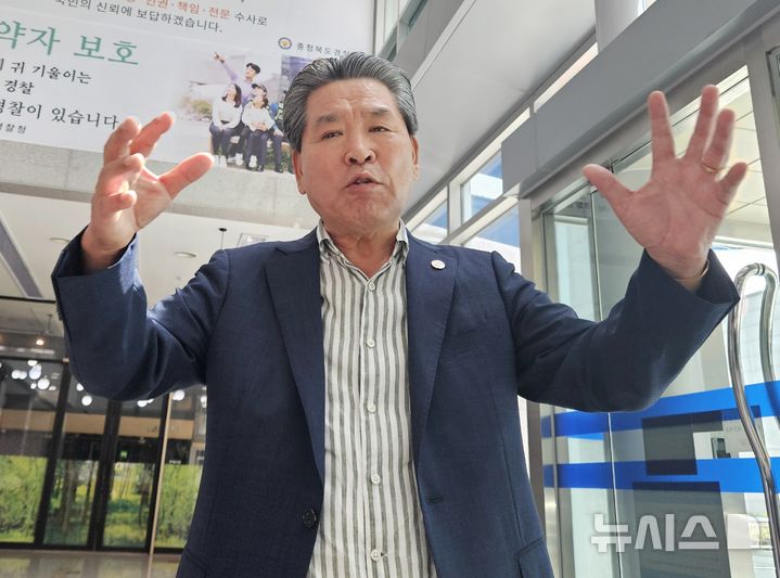 [청주=뉴시스] 서주영 기자 = 윤현우 충북체육회장이 27일 충북경찰청에서 휴대전화 포렌식 선별 절차에 참관한 뒤 기자들의 질의에 답하고 있다. 2025.08.27. juyeong@newsis.com&nbsp; 