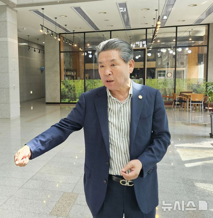 [청주=뉴시스] 서주영 기자 = 윤현우 충북체육회장이 27일 충북경찰청에서 휴대전화 포렌식 선별 절차에 참관한 뒤 기자들의 질의에 답하고 있다. 2025.08.27. juyeong@newsis.com&nbsp; 