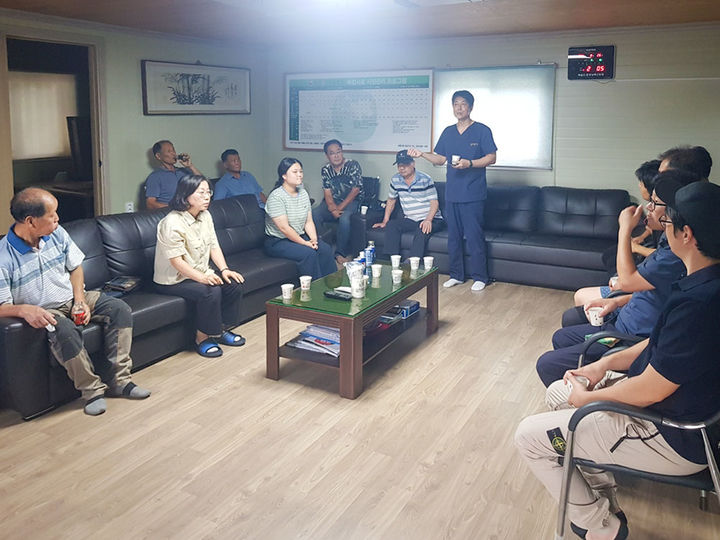 [창녕=뉴시스] 여름철 가축 무료 순회진료 서비스를 하고 있다. (사진=창녕군 제공) 2025.08.27. photo@newsis.com *재판매 및 DB 금지