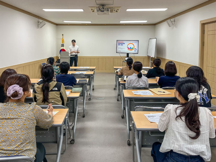 [창녕=뉴시스] 금융+복지 종합상담 직무교육을 실시하고 있다. (사진=창녕군 제공) 2025.08.27. photo@newsis.com *재판매 및 DB 금지