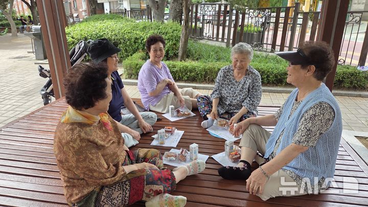 [안양=뉴시스] '건강 친구동아리' 참여 어르신들이 함께 웃으며 '이야기 꽃'을 피우고 있다. (사진=안양시 제공).2025.08.27.photo@newsis.com