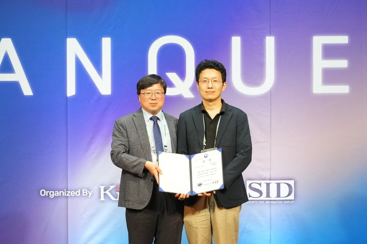 [대전=뉴시스] 국립한밭대 창의융합학과 이재현 교수 수상 기념촬영. ( 사진=국립한밭대 제공) 2025. 08.25. photo@newsis.com *재판매 및 DB 금지