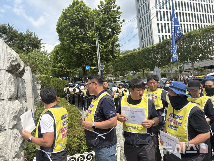 [서울=뉴시스]최은수 기자=현대제철 하청 업체 노조원들로 구성된 금속노조 충남지부 현대제철비정규직지회(하청노조)가 27일 현대제철을 상대로 서울 서초구 대검찰청에 고소장을 제출했다. 이날 고소에는 조합원 1892명이 고소인으로 참여했다.2025.08.27