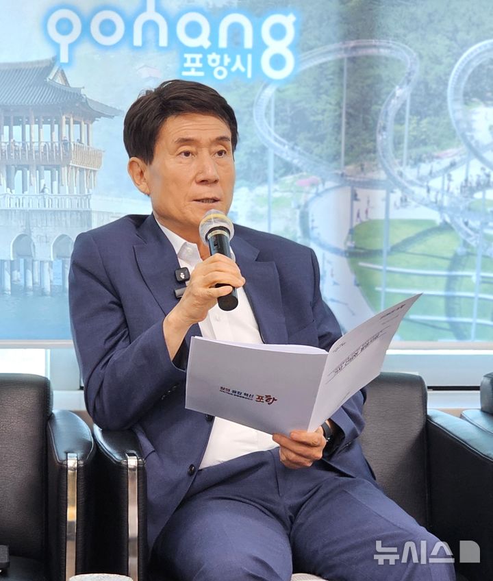 [포항=뉴시스] 송종욱 기자 = 27일 경북 포항시청 브리핑룸에서 이강덕 시장이 통합 주거 복지 정책으로 '청년과 도심을 살리는 통합 주거 복지 정책'을 발표하고 있다. 2025.08.27. sjw@newsis.com 