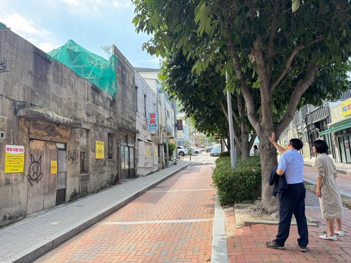 [창원=뉴시스] 경남 창원시 마산합포구 관계자들이 문화동 빈집을 점검하고 있다. (사진=창원시 제공) 2025.08.27. photo@newsis.com *재판매 및 DB 금지