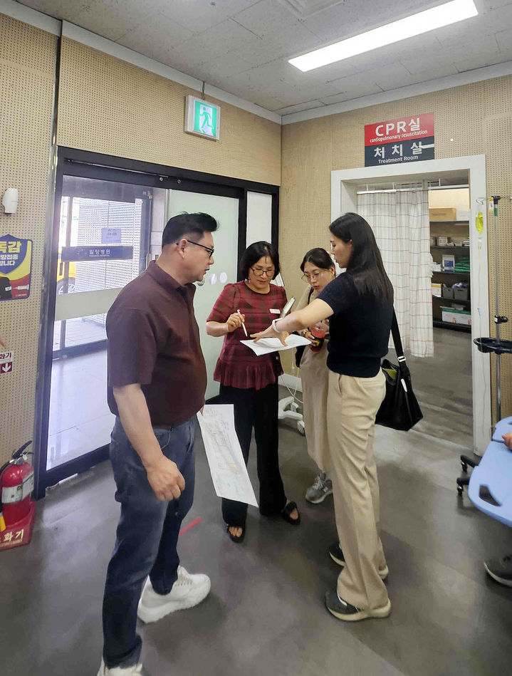 [밀양=뉴시스] 밀양시보건소와 관계기관이 밀양병원 지역응급의료기관 신규 지정을 위한 합동 현장점검을 진행하고 있다. (사진=밀양시 제공) 2025.08.27. photo@newsis.com *재판매 및 DB 금지