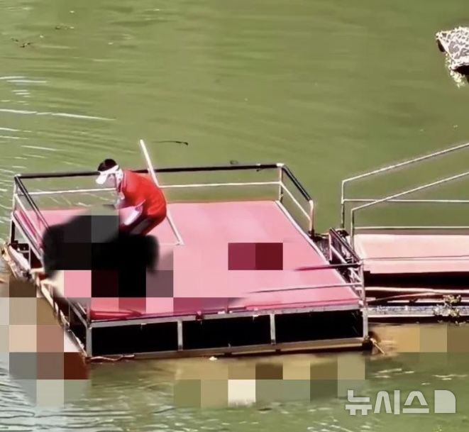 [뉴시스]번지점프 사고 직후 구조대가 40m높이에서 추락한 여성을 물에서 끌어올리는 모습(사진=샤오샹천바오)   