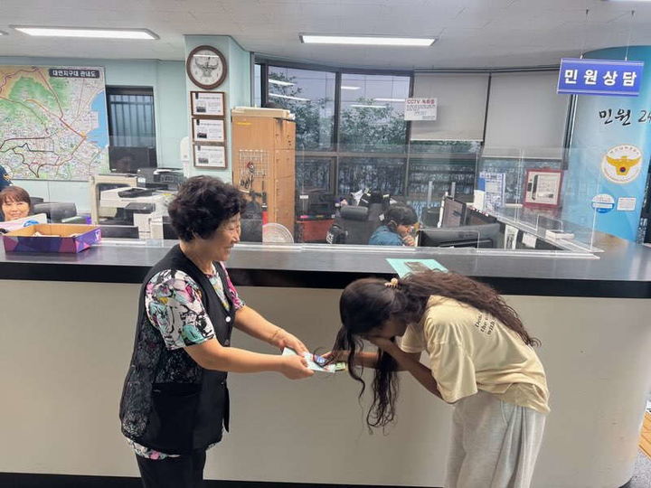 [부산=뉴시스] 부산에서 대학교 등록금을 분실한 외국인 유학생이 시민의 도움으로 불과 몇 시간 만에 돈을 되찾았다. (사진=부산 남부경찰서 제공) 2024.08.27. photo@newsis.com *재판매 및 DB 금지