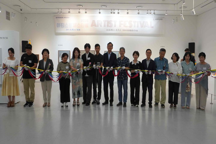 [밀양=뉴시스] 기획초대전시 아티스트 페스티벌 개막식을 하고 있다. (사진=밀양시 제공) 2025.08.27. photo@newsis.com *재판매 및 DB 금지