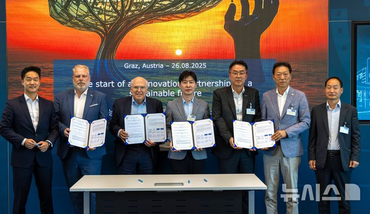 [포항=뉴시스] 송종욱 기자 = 경북 포항시-(재)포항테크노파크는 지난 26일 오스트리아 그라츠에서 세계적인 모빌리티 기술 기업인 AVL 본사, AVL KOREA와 수소 연료 전지 기술과 인증 분야 협력을 위한 업무 협약(MOU)을 체결했다. 사진은 업무 협약식에서 한경만(왼쪽부터) AVL KOREA 대표이사, 마티아스 당크 AVL 부사장, 헬무트 리스트 AVL 회장, 김정표 포항시 일자리경제국장, 신경종 포항테크노파크 에너지사업본부장, 김영헌·최광열 포항시의원이 기념 촬영하는 모습. (사진=포항시 제공) 2025.08.27. photo@newsis.com