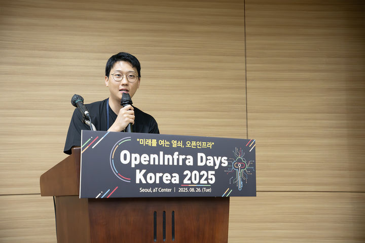 국민기 카카오엔터프라이즈 클라우드솔루션팀 매니저가 26일, 서울 aT센터에서 오픈인프라 한국 사용자 모임이 주최하는 연례 컨퍼런스 ‘오픈인프라데이즈코리아 2025’에 참가해 VM 마이그레이션 시 고려할 5R 전략의 장단점에 대해 설명하고 있다.(사진=카카오엔터프라이즈 제공) *재판매 및 DB 금지
