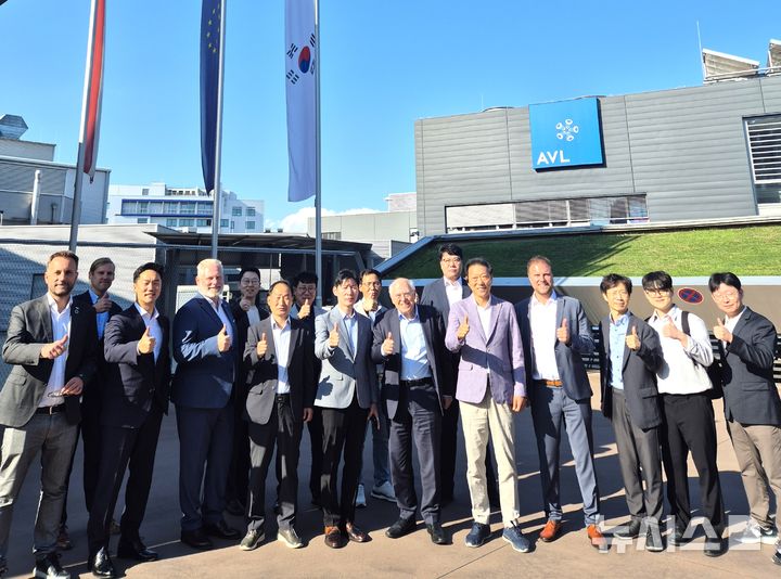 [포항=뉴시스] 송종욱 기자 = 경북 포항시-(재)포항테크노파크는 지난 26일 오스트리아 그라츠에서 세계적인 모빌리티 기술 기업인 AVL 본사, AVL KOREA와 수소 연료 전지 기술과 인증 분야 협력을 위한 업무 협약(MOU)을 체결했다. 사진은 포항시와 (재)포항테크노파크, 포항시의회 관계자들이 AVL 본사 앞에서 기념 촬영하는 모습. (사진=포항시 제공) 2025.08.27. photo@newsis.com