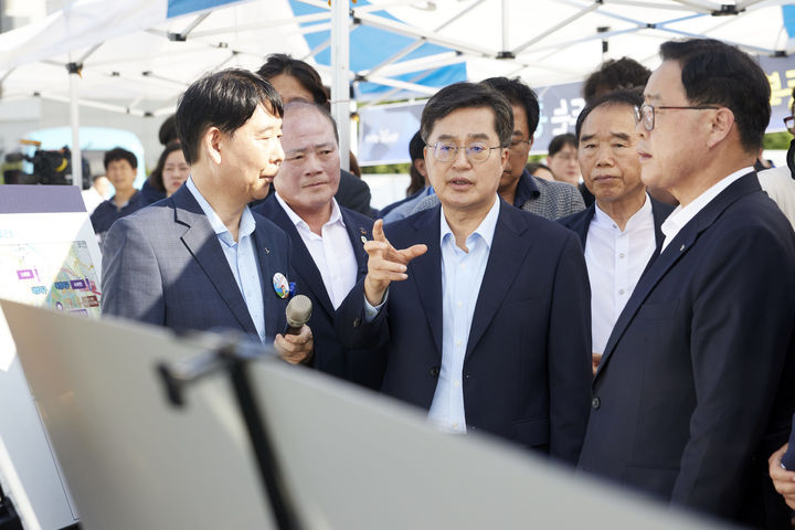 [수원=뉴시스] 지난 26일 김동연 '달달버스'를 타고 양주 공공의료원 예정 부지를 방문하고 있다. (사진=경기도 제공) 2025.08.27. photo@newsis.com *재판매 및 DB 금지