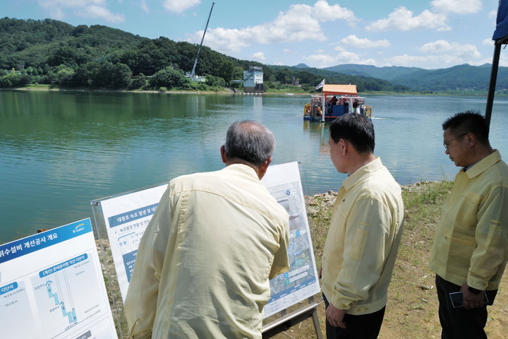 [대전=뉴시스]윤석대 수자원공사 사장이 27일 대청댐 문의 수역을 찾아 녹조 대응 현장을 점검했다. 2025. 08. 27 photo@newsis>com *재판매 및 DB 금지