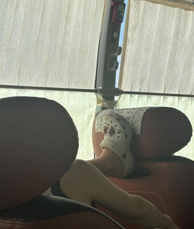 [뉴시스] 포항행 고속버스에서 한 여성 승객이 앞 좌석 머리 받침대에 발을 수차례 올리는 모습이 포착돼 논란이 일고 있다. (사진 = 보배드림 캡처) 2025.08.27. *재판매 및 DB 금지