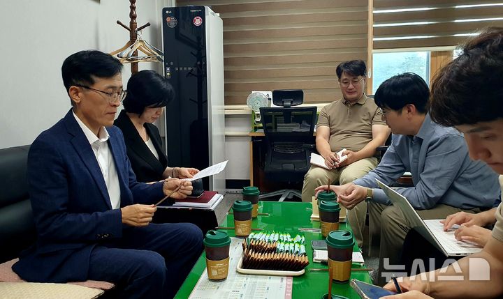 [창원=뉴시스] 강경국 기자 = 김종필 경남 창원시 기획조정실장(왼쪽 첫번째)이 27일 시청 프레스센터에서 NC 다이노스 입장 발표와 관련해 창원시 입장을 설명하고 있다. 2025.08.27. kgkang@newsis.com