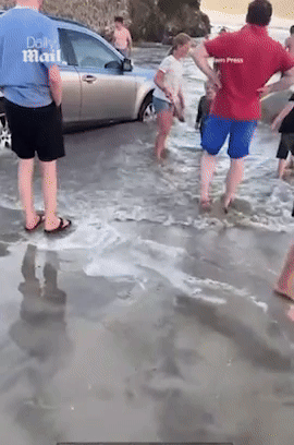 [뉴시스] 밀물에 잠긴 차량을 밀어내기 위해 사람들이 몰려있다.(영상=데일리메일) 2025.08.26. *재판매 및 DB 금지